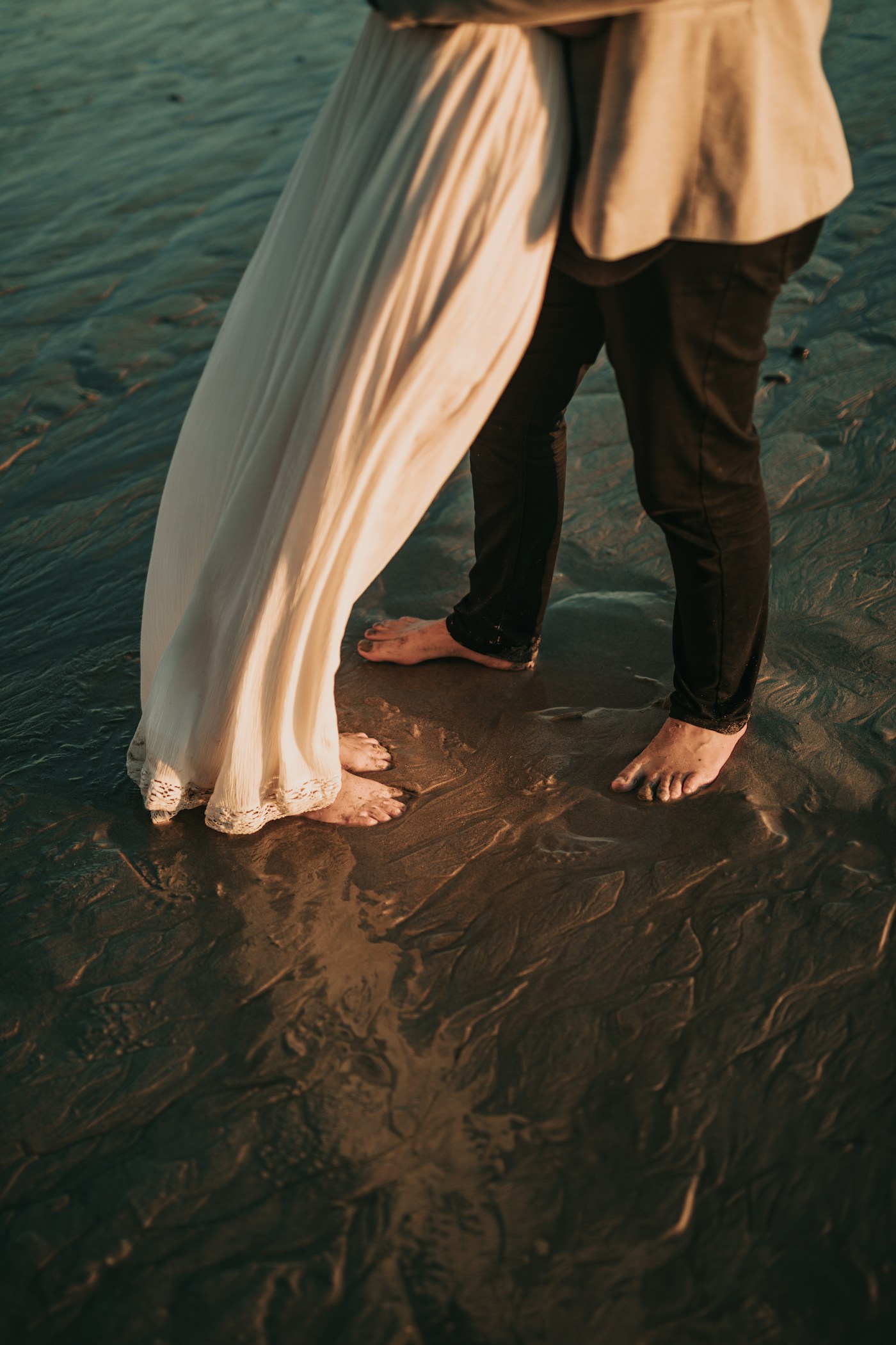 Casal jovem junto à água