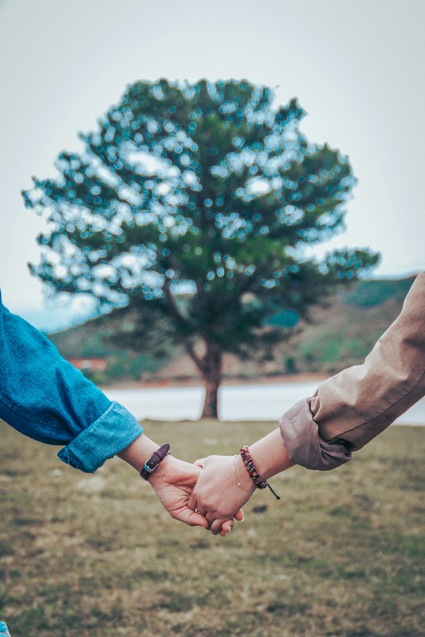 Casal jovem de mãos dadas ao ar livre